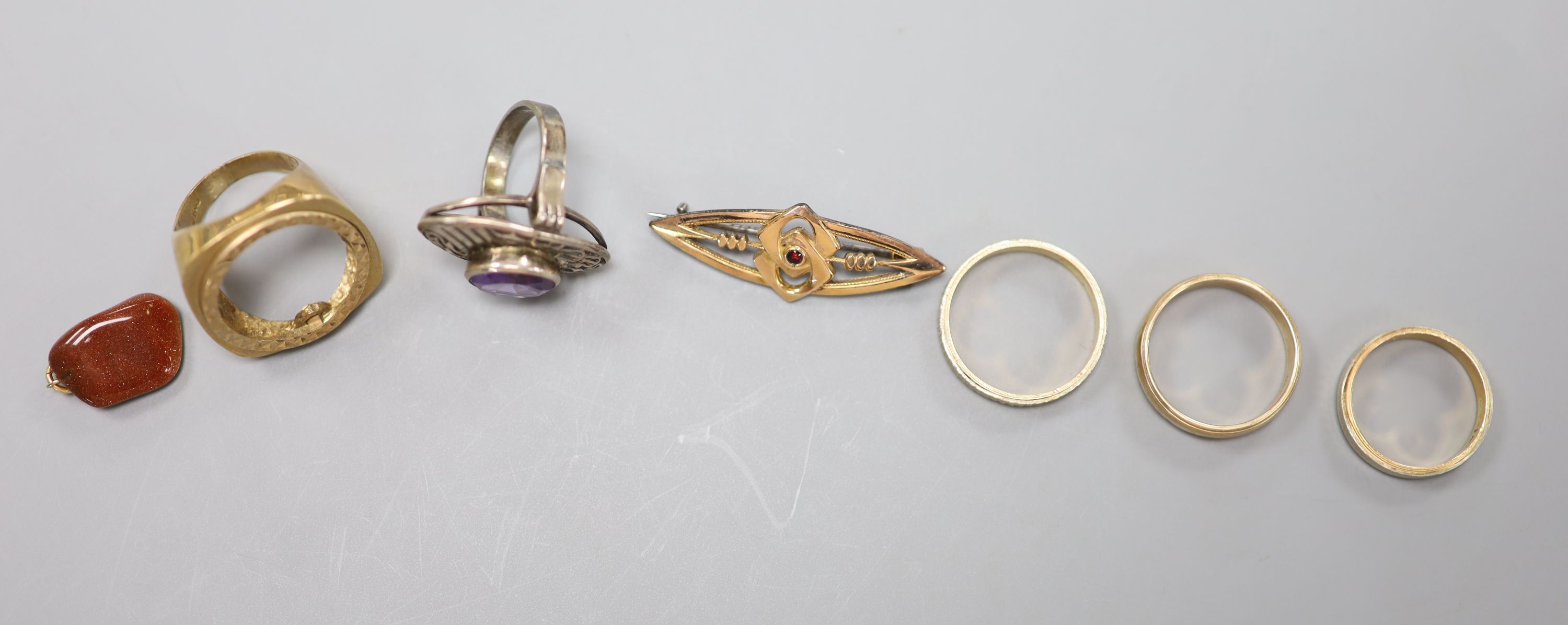 A 9ct gold shank, a 9ct band, three other rings, a brooch and a pendant
